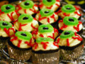 How To Decorate Halloween Eyeball Cupcakes