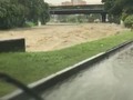 La gente cree que una creciente es un broma. Hoy en Medellín se salió el río. Y la gente ahí parada observando. Pil…