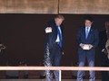 El gesto de Trump que causó risas en Japón. ¿Se le fue la mano?