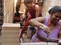 En Brasil una arquitecta enseña a mujeres pobres a construir sus propias casas. Se están empoderando