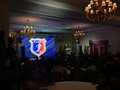 ¡COMENZÓ EL EVENTO! Los periodistas Enzo Villano y Adriana Flores inician presentando la 3era gala de futbolistas…