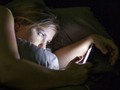 La importante razón por la que deberías dejar de usar tu celular en la cama