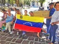 Atendiendo la convocatoria para apoyar a la legítima AN, los merideños se agrupan en la Plaza Bolívar, no importa e…