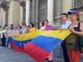Mientras un grupo de merideños arenga consignas en la Av 4 con calle 23, efectivos de la GNB trancan el transito en…