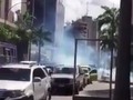 Un conductor colabora con la resistencia, se baja del carro y devuelve una bomba lacrimógena (Video)…