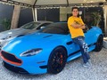 Me acabo de comprar esta cámara y quise tomarme una foto junto al astonmartin para probarla, ¿Que tal, si toma bue…
