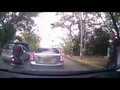 Video: Así roban a conductores de carros mientras esperan cambio de semáforo en Floridablanca - Caracol Radio…