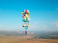 🐢 Un aventurero sobrevuela Sudáfrica suspendido en una silla con globos...