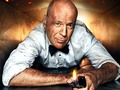📺 El divertido Roast de Bruce Willis: humillaciones y risas a partes iguales...