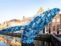 ♻️ Impresionante escultura hecha con 5 toneladas de plástico como protesta por la contaminación de los océanos...