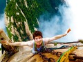 🎱 Miles de personas se juegan la vida cada año para probar el té de Huashan, en China...