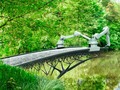 馃幈 Este s贸lido puente que cruza un canal en 脕msterdam ha sido contruido por completo con impresoras 3D...
