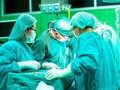 📌 Este cirujano firma con sus iniciales los hígados de sus pacientes...