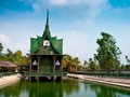 馃挘 Un templo hecho con un mill贸n de botellas de cerveza se alza en la selva...