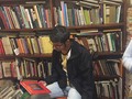 #LibreriaMerlinUSTA "Fui a una librería y pedí a la dependienta: “¿Dónde está la sección de auto-ayuda?” Ella dijo…