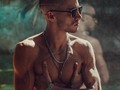 El amor no es un objeto que pones arriba de otros esperando que no se caiga y se rompa, el amor es una energía, igu…