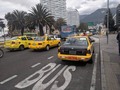 Taxista invade la parada de bus y se niega a moverse MunicipioQuito esto impide la parada correcta de los buses ge…