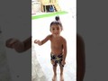 Mike Farro bañándose en la lluvia con Du hermanita Marthina