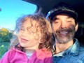 Mariano Martínez llevó a su hijita Alma al teatro con sus amigos Gabriela Sari y Rulo