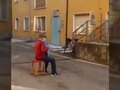 Anciano le da una serenata desde la calle a su esposa enferma que está hospitalizada