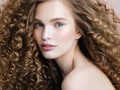 Si tu cabellera es rizada y últimamente sientes que le falta vida, te damos los mejores tips para ¡lograr un look d…