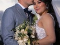 Nuestro 1er Aniversario. Hoy son 365 días despertando a tu lado, siendo tú la primer persona que veo al despertar y la última antes de dormir, mis noches son perfectas porque mis pensamientos siempre son para tí. No puedo decir que este año fue el más perfecto, mentiría, el matrimonio no es como en las películas. Pero he valorado cada proceso, cada momento y cada pequeño tropiezo; reconozco que no todo es como lo soñamos, que hay días de color rosa y otros un poco nublados, pero confirmo que juntos de la mano todo podrá ser sobrellevado. Hace 1 año dí un SI eterno con las bases que el noviazgo nos dejó, fueron bases que con seguridad fueron contundentes y fuertes para haber dado el sí; pero hoy un año después considero que esas bases fueron el abre bocas para lo que realmente me estabas preparando, me das más de lo que imaginé, mucho más de lo que pedí y no menos de lo que anhelaba. Eres luz, sabiduría, comprensión, amor, bondad e infinidades valores que resaltan en ti a simple vista. En este año no perfecto pero increíble reconocí y confirme valores que no creí tener, pero gracias a ti, a tu paciencia, a tu entrega y amor logro verlos día a día, agradezco por apersonarte tanto de tu labor como esposo y padre, que aunque como bien dije es tu labor siempre das más de lo que se espera. Te amo Robertico de mi vida! "Te elijo cada día. No pretendo un amor perfecto, ni tampoco que estemos hechos a nuestra medida, es imposible encajar en todo; porque sabemos bien, el amor hay que construido cada día y entre infinidad de tormentas, porqué amar de verdad es una elección continua que nace del alma; para llegar aquí y decir que amamos, es ya haber caminado, haber caído, haber triunfado y continuar.  Amar es valentía y querer caminar contigo toda una vida. __J Wailen Agradezco por tí, agradezco por nosotros y pido porque siempre sea así, no tan fugaz y siempre esperando un poco más. Feliz Aniversario mi Roberto❤️👨‍👩‍👧‍👦
