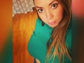 ¡Es mi cuerpo pero... No soy yo! La despersonalización, es uno de los muchos síntomas de la ansiedad y de los ataques de pánico. Y es probablemente el más difícil de describir, o incluso reconocer. Por esta razón, puede ser muy molesto para las personas que la sufren, a pesar de que es totalmente inofensivo.  Se trata de una combinación de sensaciones físicas, emociones y pensamientos que te llevan a sentirte tan desvinculado de tu entorno, que te preguntas si estás realmente dentro de tu cuerpo, pudiendo llegar a temer estar en otro lugar, viendo a tu cuerpo moverse. Incluso puedes llegar a pensar que te estás volviendo loco/loca. ¡Pero nada más lejos de la realidad!  A pesar de que la despersonalización puede ser muy desagradable, en realidad es una respuesta defensiva de nuestro cuerpo, y no es peligrosa. Tu mente trata de protegerte del proceso de ansiedad tan intenso por el que pasas, e intenta ayudarte separándote de las sensaciones físicas y mentales...  Se los presento, la despersonalización mi compañero de los últimos meses... #ansiedad #despersonalización #vida #estres #panico #normal #lauralacruz
