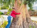 Soy tu tesoro que florece al viento... Para los celtas, los bosques era lugares mágicos, eran sus catedrales naturales. Los beneficios de abrazar un árbol son infinitos:  * Reduce el estrés y la ansiedad. * Mejora nuestra capacidad de atención.  * Combate los estados mentales nocivos. * Refuerza nuestro sistema inmune. * Reduce el dolor y regula nuestra temperatura corporal.  * Regula la presión arterial.  un árbol transmite paz.  Estos beneficios se dan quizás porque, cuando pasamos tiempo en la naturaleza nos relajamos; nos proporciona mucha calma y paz interior.  #paz #calma #ansiedad #pazinterior #abrazaunarbol #almadeLaura #mevoyperomequedoenelarbol