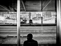 Serie: IN-XILIOS Ciudad de Panamá, Panamá 2011 © Aaron Sosa   . Hace años un gran amigo poeta escribió “que irse era algo muy complicado”. Hoy pienso que es cierto. Te vas y dejas todo pero sobre todo, allí en aquel lugar dejas un espíritu que fabricaste en años. Llegas al otro lugar y lo mas difícil es acostumbrarte al espejo, al nuevo espejo, que te devuelve tu nueva imagen. Quizás NO aquella que tenías allá, llena de recuerdos y vivencias irrecuperables y te ves a ti tan real como este nuevo lugar. Piensas y piensas como te vas a reinventar como ser humano y entonces llega la gran pregunta ¿y en la profesión? Siempre he estado interesado en fotógrafos dueños de una actitud ante la fotografía más que en sus fotografías. Hay muy notables coincidencias en muchos fotógrafos a través de la historia, basta pensar solo en Atget y Kertész, el primero exiliado en su propia ciudad a finales del XIX, el otro siempre exiliado de su origen húngaro. Ambos traspolaron siempre el concepto del espejo y la ventana para adaptar la ventana en espejo y el espejo en “su ventana”. . Tengo y guardo el enorme placer de haber compartido “criterios y certezas” sobre fotografía con un joven Aaron Sosa en mis años de exilio-in-xilio en Caracas. Hoy compartimos un in-xilio-exilio que nos acerca más en la vida y la fotografía. Las fotografías de Aaron son más espejos que ventanas o más ventanas que espejos. Se unen y fragmentan visiones y destinos. El niño asomado entre cortinas, en la primera foto de este trabajo, mira hacia fuera esa ciudad en siluetas dividida en dos por el fino visel de la ventana, de un lado la ciudad perfilada a contraluz del otro la vastedad. Que el exilio-in-xilio de Aaron es más un estado de ánimo que una visión objetiva y consciente, es cierto. Pero, hay fotógrafos que hace tiempo nos cansamos de la objetividad y sus implicaciones políticamente correctas y visionamos un lugar inexistente pero cálido y acogedor que nos permita continuar tranquilos haciendo lo que hacemos... fotografías. . Ramón Grandal @ramongrandalobra . #serieinxilios #inxilios #ciudaddepanama #panama #aaronsosa #panameños