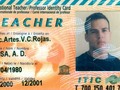 Hace 21 años. Cuando comencé a dar clases de fotografía me inicié en la misma escuela en donde estudiaba, la Escuela de Artes Visuales Cristóbal Rojas, le enseñaba a grupos de 1er año mientras yo cursaba 3ero. También estuve paralelamente un par de años en el Instituto de Diseño Perera e hice una breve suplencia en el Colegio Universitario Monseñor de Talavera de Caracas. Siempre enseñando fotografía. Recuerdo que solía entrar al aula de clases para conocer a mis nuevos alumnos y me gustaba guardar silencio durante algunos minutos. Me hacía pasar por un alumno más, al rato cuando preguntaban si el nuevo profesor no había llegado me presentaba como el nuevo docente. Era un “muchachito” más!   Siempre tuve claro que quería ser fotógrafo, luego me enamoré de la docencia. Hoy en día es la segunda cosa que más disfruto hacer, luego de fotografiar. Actualmente estoy a punto de cumplir 22 años transmitiendo conocimientos y enseñando el amor por la imagen fotográfica.  #fotografia #profesordefotografia #aaronsosa #escueladeartesvisualescristobalrojas #monseñordetalavera #auladeclases #docencia #institutodediseñoperera #caracas #venezuela