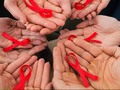 El Día Mundial de la lucha contra el Sida se celebra este 1 de diciembre y este año el lema es “Las comunidades marcan la diferencia”. En Venezuela este lema es ya una realidad, pues la sociedad civil logró respuesta a través del Plan Maestro, con el que se quiere prevenir el virus y evitar más muertes por VIH-Sida. . Se eligió esa fecha por razones de impacto mediático al ser el primer día del mes de diciembre. La primera vez que se celebró el Día Mundial de la Lucha contra el SIDA fue en 1988 y desde esa fecha, el virus ha matado a más de 25 millones de personas en todo el mundo, lo que supone una de las epidemias más destructivas de la Historia. . Lea más:  . #Sociedad #Educacion #DiaMundialdelaluchacontraelSida