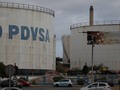 Venezuela está probando un nuevo método para hacer llegar su crudo a los mercados internacionales en medio de las severas sanciones estadounidenses que han recortado sus exportaciones: adjudicar cargamentos a algunos de sus socios en empresas mixtas, incluida Chevron Corp, para que el petróleo alcance clientes en destinos como Asia y África.  La estrategia, que no entraría en conflicto con las sanciones mientras los ingresos por venta se destinen al pago de deudas pendientes, podría ayudar a Venezuela a superar obstáculos para producir y exportar su petróleo, según tres fuentes de empresas mixtas.  Las exportaciones de petróleo venezolano cayeron un 32% en 2019 luego de que el gobierno del Presidente Donald Trump bloqueó las importaciones por parte firmas estadounidenses y las transacciones en dólares. Estados Unidos también presionó a clientes de PDVSA en India y China para que detuvieran las compras directas, lo que llevó a la estatal al uso de intermediarios.  Las sanciones fueron diseñadas para presionar la salida del presidente Nicolás Maduro luego de que su reelección en 2018, la que ha sido considerada como fraudulenta por más de 50 países. . Lea más:  . #Actualidad #EEUU #Sanciones #Petroleo #Comercializacion #PDVSA #ReporteEspecial