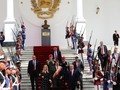 Nicolás Maduro asistió este martes al Palacio Federal Legislativo para presentar ante la asamblea nacional constituyente su Memoria y Cuenta correspondiente al año 2019. Durante su discurso. . El jefe del régimen chavista hizo el anuncio sorpresivamente en Twitter minutos antes de que comenzara la transmisión del evento en los medios oficiales. . Desde hace años, Maduro no presenta la Memoria y Cuenta ante la Asamblea Nacional, como está constitucionalmente establecido. El régimen alega que el Poder Legislativo se encuentra en desacato y, por esta razón, en dos ocasiones lo ha hecho ante la constituyente. . Lea más:  . #Actualidad #Politica #NicolasMaduro #MemoriayCuenta2019