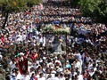 En medio de una gran fiesta la ciudad de Barquisimeto recibe a la Divina Pastora en su visita 164, sus devotos han desbordado la ciudad para demostrar su fe y cumplir con sus promesas. . Como cada año desde la madrugada la virgen estuvo acompañada por la feligresía en la vigilia y luego en las misas previo a su salida del templo y el inicio de su recorrido hasta la Catedral de 7.2 kilómetros. . Lea más:  . #Actualidad #Sociedad #Regionales #Tradiciones #14Enero #DivinaPastora #Procesion #Barquisimeto