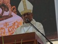 En la misa de despedida de la Divina Pastora en Santa Rosa, oficiada por el administrador apostólico de la Arquidiócesis de Barquisimeto y obispo de San Felipe, Monseñor Víctor Hugo Basabe, comparó a Venezuela con Betulia, pueblo de la época de Cristo que estaba en peligro y pedía auxilio. . La visita 164 de la Divina Pastora a Barquisimeto sirvió de ocasión para que representantes de la Iglesia Católica venezolana expresaran sus palabras de solidaridad hacia el pueblo de Venezuela que padece la peor crisis en su historia contemporánea. . “Hoy la antigua Betulia es toda Venezuela. Un pueblo sitiado al que se le quiere reducir a la postración, negándole lo más básico para su vida. Uno ve sus ciudades divididas, gobernadas por quienes se olvidan de trabajar por un bien común. Un pueblo en el que sus mejores hombres y mujeres están amenazados por un régimen político que nos somete desde hace 20 años”, expresó Basabe durante la eucaristía, antes de dar comienzo a la procesión de la Divina Pastora. . De igual manera, el prelado se refirió a la situación económica, política y social que hoy padecen los venezolanos. Mencionó los cortes de luz, la escasez de agua potable, la persecución política y el sueldo pírrico que se le impone a los trabajadores. . “Tenemos un pueblo que está viviendo en la más aberrante pobreza, que está siendo traicionado por mercaderes de la política vendidos por cuatro monedas y se han puesto a disposición de quienes son causantes de la tragedia que se vive. Solo se mantienen por el apoyo de las armas, que son cobardemente volcadas contra el pueblo”, manifestó Basabe. . Esas palabras estuvieron acompañadas por una ovación de la feligresía presente, que acompañó a la Virgen en su peregrinación desde el pueblo de Santa Rosa hasta la Catedral de Barquisimeto, donde la recibirán en la tarde luego de un recorrido por toda la ciudad. . Lea más:  . #Actualidad #Sociedad #Regionales #Tradiciones #14Enero #DivinaPastora #Procesion #MonseñorBasabe #MercaderesdelaPolitica #MudPsuv #FraccionClap #Barquisimeto