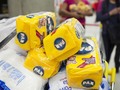 Al cierre de diciembre de 2019, el costo de la canasta alimentaria se ubicó en 15.252.586,08 bolívares, aumentando 46,8% equivalente a 4.864.952,70 bolívares con respecto al mes de noviembre de 2019. . La información emanada del Centro de Documentación y Análisis Social de la Federación Venezolana de Maestros (CENDAS-FVM), bajo la dirección del economista Oscar Meza, indicó que la variación anualizada entre diciembre 2018 y diciembre 2019 fue de 4.853,7%. . Destacó la información que se requieren 101.7 salarios mínimos (150.000,00 bolívares) para poder adquirir la canasta alimentaria, referida a una familia de cinco miembros: 508.419,53 bolívares diarios, más de tres salarios mínimos cada día, 10,16 dólares diarios, mientras el salario mínimo es de 3,00 dólares mensuales. . Lea más:  . #Actualidad #Economia #CENDAS #Estimaciones #Diciembre2019