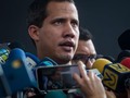 La oposición venezolana hizo este miércoles su segundo intento por recuperar el Palacio Legislativo como sede parlamentaria, un intento que chocó contra el muro organizado por el chavismo que desplegó por el centro de Caracas a sus “colectivos”, civiles armados que actuaron como paramilitares y atacaron a los diputados. . Ya en previsión de que la violencia pudiera adueñarse de la jornada, los diputados se concentraron en la sede de Acción Democrática (AD), uno de los partidos tradicionales de Venezuela históricamente asociado a la socialdemocracia, desde primera hora de la mañana para acudir todos juntos a la sede de la Asamblea Nacional (AN, Parlamento), de notable mayoría contraria al Gobierno. . Mientras ellos se reunían, alrededor del Palacio Legislativo se apostaron un alto número de agentes con equipo de antidisturbios, tanto de la Policía Nacional Bolivariana (PNB), como de la Guardia Nacional Bolivariana (GNB, Policía militarizada). . Sin embargo, las escenas que prendieron las alarmas en la sede de AD fueron las fotos que pronto inundaron las redes sociales de cientos de personas en motos que recorrían el centro de la capital venezolana. . Lea más:  . #Actualidad #Politica #Guaido #SinSede #GolpeParlamento