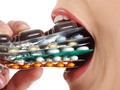 Entre un 15 y un 20 por ciento de la población es hipocondríaca, una cifra “paradójica” ya que estamos en una de las épocas de la Historia donde la longevidad es mayor y los principios básicos de salud como la higiene, la nutrición, los tratamientos quirúrgicos y los antibió nos han propiciado una vida más confortable y prolongada. . Así lo defiende Antonio Sitges-Serra, catedrático de Cirugía de la Universidad Autónoma de Barcelona y jefe del departamento de Cirugía del Hospital del Mar, quien ironiza con que la «medicina avanza tanto que todos estaremos pronto enfermos». . Con motivo de la publicación de su libro ‘Si puede, no vaya al médico’ (Debate), el doctor explica que entre los distintos síntomas de ser hipocondríaco se encontraría el tener una excesiva preocupación por la salud; el leer mucho sobre enfermedades y a veces de fuentes no muy solventes, por lo que en lugar de mejorar las cosas, empeora la situación; el ir demasiado al médico (España acoge los índices más altos de visitas al médico del mundo de 6 a 7 por habitante al año). . “Estas personas muchas veces exigen al médico que le haga pruebas por si acaso. Son personas que ponen demasiada atención a los consejos dieté, de nutrición”, remarca en una entrevista con Infosalus. . Lea más:  . #Estilodevida #Salud #Bienestar #Enfermedades #Hipocondria