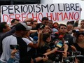 El secretario general del SNTP, Marco Ruíz junto a trabajadores de la prensa acudieron al Ministerio Público para denunciar las agresiones sufridas el pasado martes durante la llegada del diputado Juan Guaidó al Aeropuerto Internacional Simón Bolívar en Maiquetía. . “Todos los periodistas estuvieron en situación de riesgo impidiendo que realizaran su trabajo de manera libre”, dijo. . También llevaron un documento ante la Defensoría del Pueblo para condenar las actuaciones contra los profesionales de la comunicación. . Lea más:  . #Actualidad #Nacionales #SNTP #MinisterioPublico #AtaquesALaPrensa #PeriodismoLibre #DerechoHumano