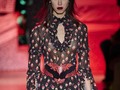 La semana de la moda neoyorquina ha acabado pero sus propuestas se quedan con nosotras para inspirarnos. Repasemos lo mejor para este Otoño-Invierno 2020/21 presentado en Estados Unidos este año. . Lea más:  . #Entretenimiento #Moda #Belleza #SemanadelaModade #NuevaYork2020 #CarolinaHerrera #CustoBarcelona #BrandonMaxwell #TheBlondsNY #OscardelaRenta #Zimmermann #Rodarte #MichaelKors #MarcJacobs #MileyCyrus