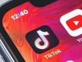 Hay un reto en internet que encendió las alertas de colegios y padres de familia. Se trata de un juego, viralizado en la aplicación Tik Tok, la cual se ha vuelto muy popular entre los adolescentes y un dolor de cabeza para los padres y maestros por la propagación de contenido violento, donde se pone en riesgo la integridad física de los participantes de distintos retos a cambio de seguidores y reconocimiento. . El experto en comunicación digital, Jeison Rausseo, afirma que esta aplicación a pesar de tener contenido creativo, que es subido por los jóvenes, los usuarios también puede encontrar “cosas muy violentas”. . A través de esta aplicación, muy parecida al snapchat, en Venezuela se han viralizado algunos retos que consiste en hacer perder el equilibrio a uno de los participantes, que podría ocasionar desgarres, fracturas, convulsiones y hemorragias. Así como esguince cervical, latigazo de cuello y hasta la muerte. . Lea más:  . #Actualidad #Nacionales #Tecnologia #Apps #TikTok #Riesgos