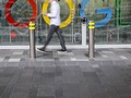 Las multinacionales estadounidenses Apple y Google hicieron este miércoles pública la tecnología que permitirá a autoridades sanitarias de todo el mundo crear aplicaciones de rastreo de contactos ante infecciones de COVID-19 compatibles con Android e iPhone. . Lo que las dos empresas han creado es una interfaz de programación de aplicaciones (API) compatible para Android de Google e iOS de Apple, que pueda servir de base a Gobiernos y responsables de Sanidad para lanzar sus propias aplicaciones de uso a nivel nacional. . Lea más:  . #Actualidades #Tecnologia #Apple #Google #App #COVID19 #AppDeRastreo
