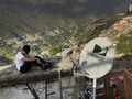 La salida de Directv de Venezuela, que tomó por sorpresa tanto a los usuarios como a la propia empresa, ha dejado desprovistos a alrededor de dos millones de suscriptores, de la fuente de entretenimiento más accesible que tenía el hogar venezolanoen medio de una cuarentena que tiene a la población encerrada en sus casas para tratar de frenar la propagación del coronavirus. .  Fuentes del sector de telecomunicaciones, que solicitaron el anonimato, aseguraron que en la actualidad no existe en el país un proveedor de televisión por suscripción que pueda atender a los 1,99 millones de usuarios que deja DirecTV en todo el territorio nacional, cifra que fue confirmada por la Comisión Nacional de Telecomunicaciones de Venezuela (CONATEL) en su último boletín publicado en julio de 2019, lo que representa 45,3% del mercado de televisión por suscripción del país. . La escasez de divisas y los bajos ingresos por el congelamiento de las tarifas, que ni siquiera cubren las reposiciones y las reparaciones de los equipos que brindan el servicio, han hecho que las compañías que ofrecen televisión por suscripción en Venezuela, tanto terrestre como satelital, no puedan comprar equipamiento. . Lea más:  . #Actualidades #Nacionales #DirectTV #Venezuela #Desconectados