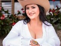 Cada día surge en nuestra tierra nuevas formas artísticas, nuevas expresiones y nuevas propuestas musicales, producto del talento y creatividad del venezolano. De esos procesos creativos nació “Más Versátil” (2018), la tercera producción de Lisith Contreras, “La Gocha”, disco que le ha permitido volver a sus raíces y presentar un show innovador con, cuatro, maracas, bajo y la integración del violín, donde lleva a cabo la unión de la música típica campesina, de su tierra andina, con la música llanera que siempre la ha identificado. . De este disco se desprende el promocional “Las 4 ruedas”, autoría de Duglanny Sosa, tema que tuvo gran aceptación en los llanos colombianos. Lisith tuvo la oportunidad de visitar los Departamentos de Arauca, Casanare, Villavicencio y Bogotá, dejando gran impresión y abriéndose camino en tierras hermanas. Todo este despliegue promocional valió para debutar en el cierre del Festival Internacional de Joropo, en San Martín-Meta, junto a Pipe Bueno y Jorge Celedón y finalizar con una participación importante en el “Día de la Araucanidad”. . Lea más:  . #Entretenimiento #Musica #LisithContreras #Las4Ruedas