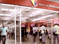 La Asociación Bancaria de Venezuela recomienda a la Superintendencia de Bancos no abrir las agencias a corto plazo o, en su defecto, reabrir con un número limitado de oficinas, y horarios restringidos. . Asobanca explicó en un documento, a consideración de Sudeban, que las agencias figuran en la lista como la tercera fuente de contagio del coronavirus a nivel mundial. . Cerca de 40 mil personas se movilizarían de si se produce la reapertura bancaria, además Asobanca estima que un poco más de 2% de las operaciones se efectúan en agencias. . Los bancos nacionales se mantienen cerrados desde el 13 de marzo cuando entró en vigencia el decreto de estado de alarma, a propósito de la presencia de casos de coronavirus en el país. . Sin embargo, la banca está consciente de la necesidad de sus clientes de obtener dinero en efectivo para gastos corrientes como el pago de transporte público. . Lea más:  . #Actualidad #Economia #Banca #Pandemia #AperturasDeAgencias