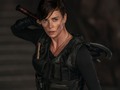 Charlize Theron se convierte en la letal líder un escuadrón inmortal en el tráiler de ‘La vieja guardia’, cinta de acción dirigida por Gina Prince-Bythewood (‘Beyond the Lights’), que está basada en la novela gráfica homónima del escritor Greg Rucka (que también firma el guión) y el ilustrador Leandro Fernández y que llega a Netflix el 10 de julio. . Charlize Theron, ganadora del Oscar por ‘Monster’, es Andy, la jefa de un grupo de mercenarios que poseen el don de la inmortalidad y que han protegido a la Humanidad durante siglos. . Al escuadrón el encomiendan una misión de emergencia que les hará exponerse al mundo, puesto que sus extraordinarias habilidades salen a la luz, lo que les hará reclutar a un nuevo miembro, Nile, interpretado por KiKi Layne (‘El blues de Beale Street’). . La soldado se une al grupo para ayudar a sus compañeros a eliminar la amenaza que se cierne sobre ellos, en el que un grupo busca replicar y beneficiarse de sus poderes a toda costa. Los mercenarios son un equipo internacional en el que están Joe (Marwan Kenzari), Nicky (Luca Marinelli) y Booker (Matthias Schoenaerts). . Lea más:  . #Entretenimiento #Tv #Netflix #LaViejaGuardia #CharlizeTheron