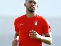El centrocampista venezolano del Granada español Yangel Herrera se ha incorporado este viernes a los entrenamientos tras haber dado negativo en los últimos análisis y confirmarse que ya ha superado el coronavirus que le impidió empezar a trabajar a la vez que el resto de sus compañeros hace dos semanas. . Herrera dio positivo en el test serológico de COVID-19 al que fueron sometidos todos los jugadores de la plantilla rojiblanca el miércoles 6 de mayo, por lo que ha estado desde entonces aislado en su domicilio y sin poder entrenar, tal y como marca el pro de vuelta a los entrenamientos de LaLiga. . El internacional vinotinto, que no ha tenido en ningún momento síntomas de la enfermedad, se ha sometido esta semanas a nuevos test médicos que han arrojado un resultado negativo, lo que ha permitido su retorno al trabajo. . El criollo se ha puesto ya este viernes a las órdenes del técnico Diego Martínez en el entrenamiento por grupos completado por el Granada en su ciudad deportiva tras descansar el equipo el jueves, tal y como ha mostrado el club en las imágenes ofrecidas en sus redes sociales. . Lea más:  . #Deportes #Futbol #YangelHerrera #Granada #Entrenamientos