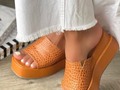 Ofrecemos el servicio de pedido para garantizar que nuestros clientes puedan obtener sus zapatos colombianos preferidos fácil y rápidamente. Solo tienes que elegir el modelo, talla y color que deseas y nosotros nos encargaremos de traerlos directamente desde Colombia hasta tu hogar. #zapatos#zapatoscolombianos#sandalias#alpargatas