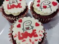 Cupcakes deliciosos y divertidos para esa persona especial . Muchísimos diseños y también puedes personalizar los . Disponibles por encargo y toda esta semana en @ambigugourmet  . #cupcakes #sanvalentin #,redvelvet #chocolare #amor #amistad #,regalos #acopeventos