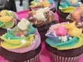 Cupcakes de pascua 🐣💐🐇 . De chocolate, vainilla, red velvet, zanahoria y muchísimos sabores más....con relleno y topping de tu preferencia 🧁 . Cajitas de 6 unidades . #cupcakes #chocolate #galletas #pascua #easter #buttercream #dulcestema #cumpleaños